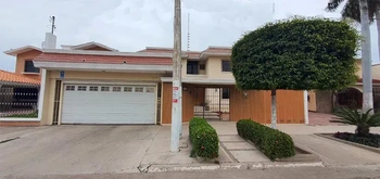 13_2429 | En Venta muy bonita y amplia Casa, Fraccionamiento Las Fuentes. | GM Inmobiliaria