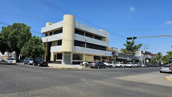 EDIFICIO OFICINAS en esquina con 2 locales en planta baja zona Centro de Los Mochis